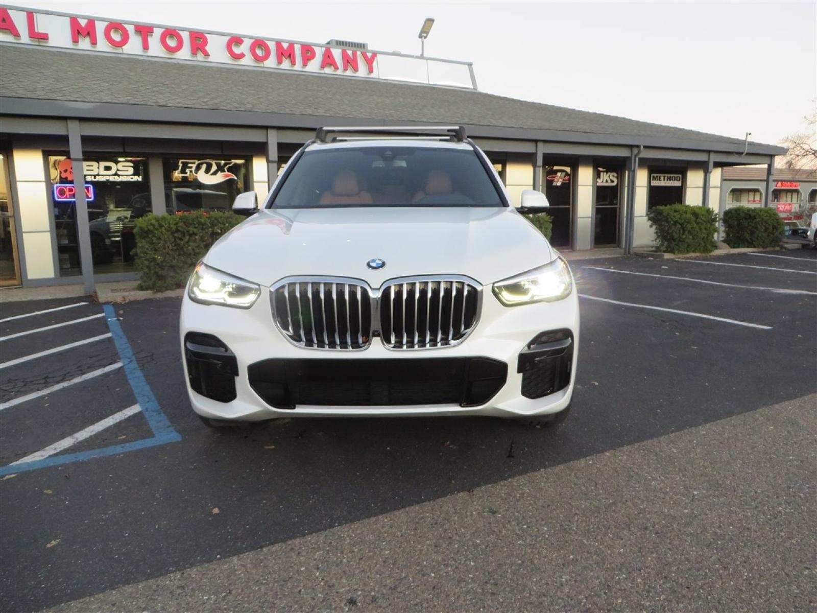2022 White /BROWN BMW X5 xDrive40i (5UXCR6C08N9) with an 3.0L L6 DOHC 24V engine, 8A transmission, located at 2630 Grass Valley Highway, Auburn, CA, 95603, (530) 508-5100, 38.937893, -121.095482 - Photo #1